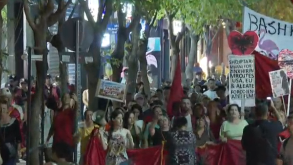 Protesta vazhdon