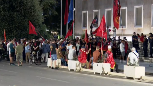 Diaspora i bashkohet protestës, marshim drejt Drejtorisë së Policisë