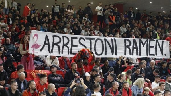 Tifozët çojnë protestën në stadiumin “Air Albania” gjatë ndeshjes