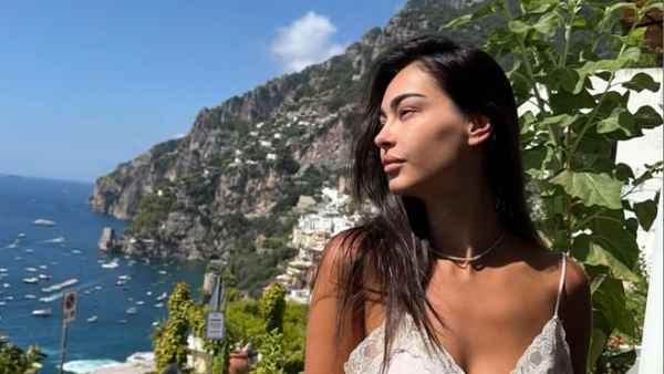Adrola Dushi mahnit ndjekësit me fotografitë pa grim buzë detit