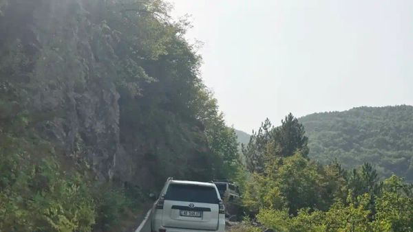 Rruga Fushë Arrëz–Fierzë e lënë pa dritë, rrezik për shoferët