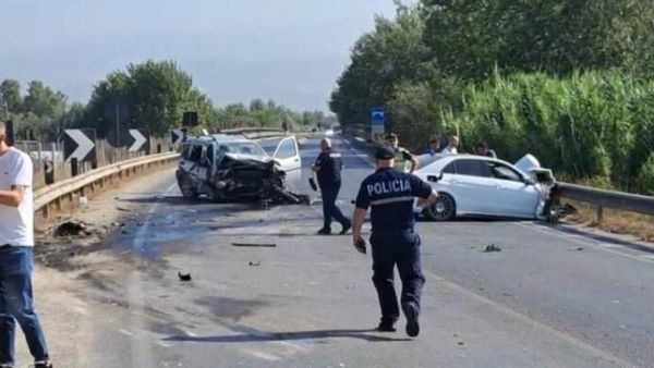 Aksident në aksin Elbasan-Peqin: Përplaset makina, plagosen një grua dhe një fëmijë
