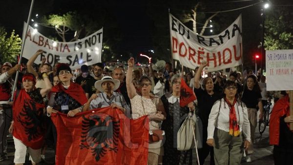 Policia nis procedim penal kundër 20 protestues për bllokimin e akseve në Tiranë