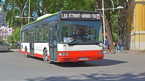 Transporti publik në Tiranë rikthehet me flotë të plotë pas subvencioni 3-mujor për naftën