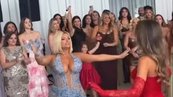 Bebe Rexha shkëlqen me fustan të kaltër në dasmën e vëllait