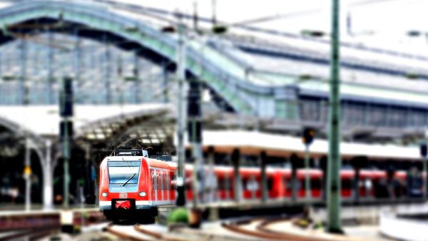 Treni del nga shinat në Francë, 44 persona të lënduar
