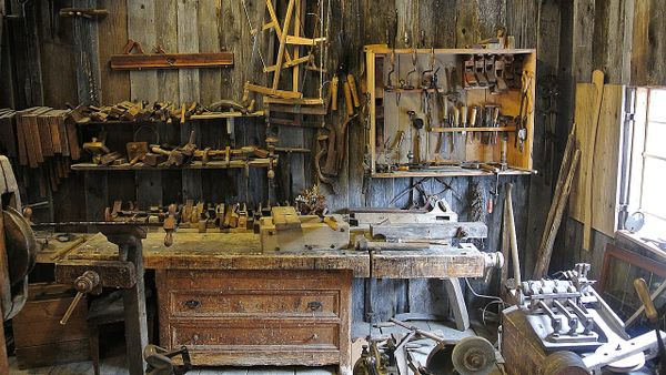 Ilustrim · Wikimedia Commons (woodworking workshop)