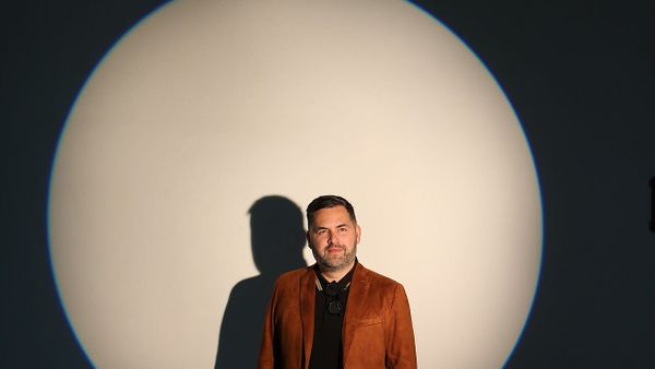 Ilustrim · Wikimedia Commons (TV host portrait)