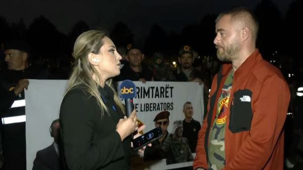 Foto: abcnews.al — Ish çlirimtarët në prag të seancës në Hagë