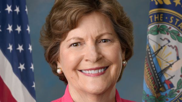 Foto: Wikimedia Commons — Jeanne Shaheen, official portrait