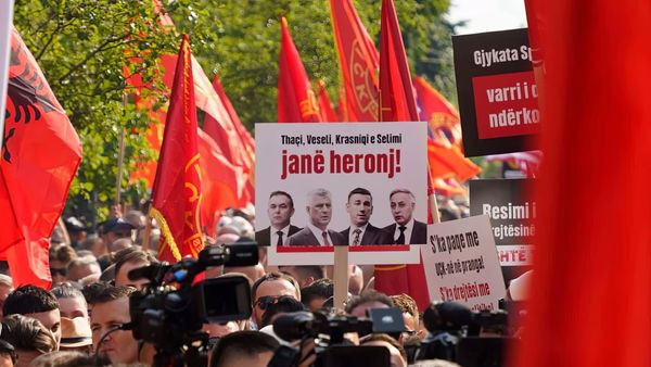 Sheshi „Skënderbeu“ pret protestuesit për natën e pestë