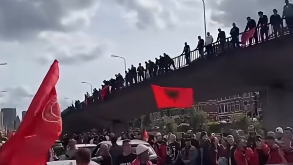 Qindra shqiptarë me flamuj në Hagë një ditë para aktgjykimit për ish-krerët e UÇK-së
