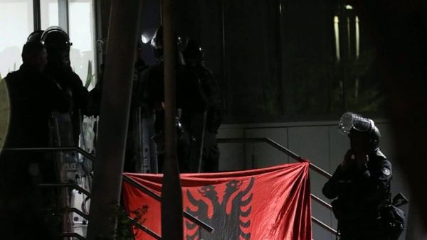 Flamuri kombëtar vendoset në hyrje të Qeverisë pas tensioneve