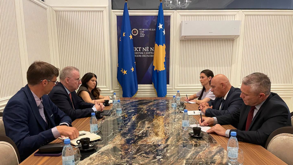 Gjini takon ambasadorin e BE-së, thekson avancimin e Kosovës drejt integrimit