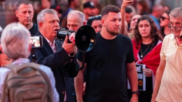 Diaspora shqiptare proteston në Times Square pas dënimeve të Hagës