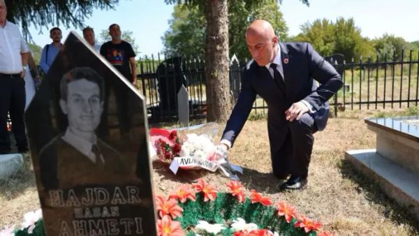Haradinaj përkujton Hajdar Ahmetin në 23-vjetorin e ndarjes nga jeta