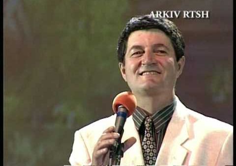 Arif Vladi dhe Shkurte Fejza performojnë në Marshin për Liri