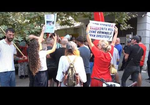 Protestuesja bën thirrje për angazhim të rinisë dhe dorëheqjen e kryeministrit