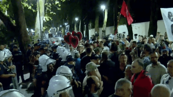 Arrestohen 14 persona pas protestës së dhunshme para Kryeministrisë