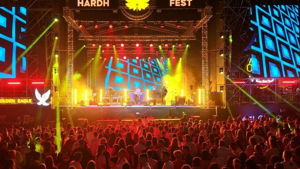 Hardh Fest tejkalon parashikimet, policia bllokon hyrjen kryesore