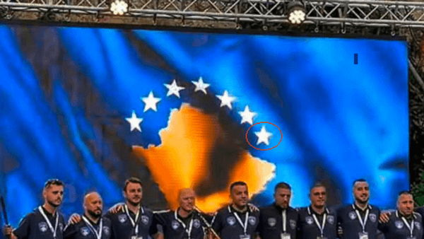 Maqedonia e Veriut prezanton flamurin e Kosovës me 7 yje në kampionat