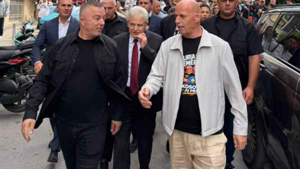 Lladrovci kërkon pafajësi për Thaçin, Veselin, Krasniqin e Selimin pas Marshit për Liri