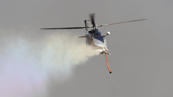 Zjarri në fshatin Graçan kërkon ndërhyrjen e helikopterëve dhe air tractorëve
