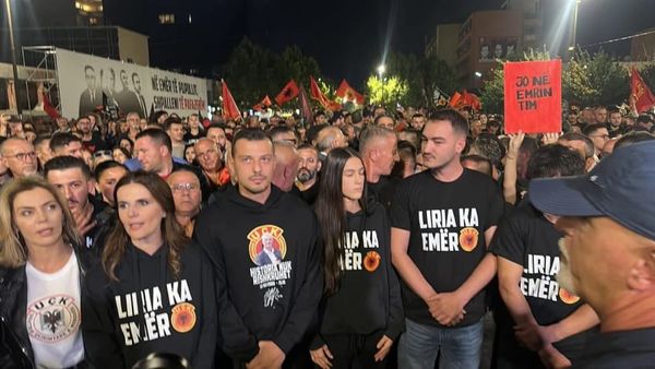 Endrit Thaçi e Klestor Veseli udhëheqin protestën kundër aktgjykimit të Hagës