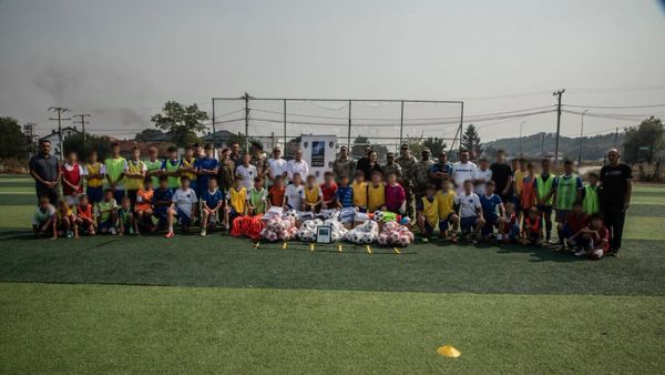 KFOR-i dhuron pajisje sportive për FC Dardanët