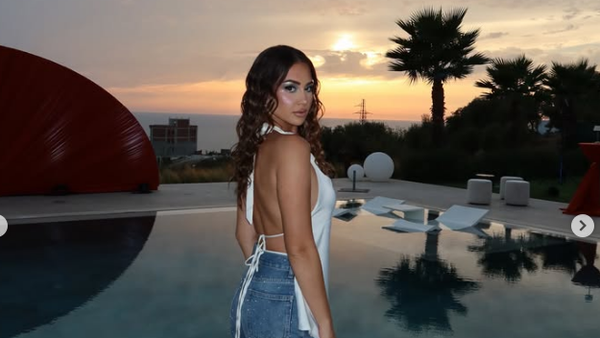 Kiara Tito publikon foto nga pishina, ndjekësit e komplimentojnë
