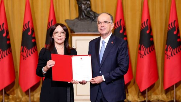 Klodiana Spahiu betohet para Presidentit Begaj si ministre e Shëndetësisë