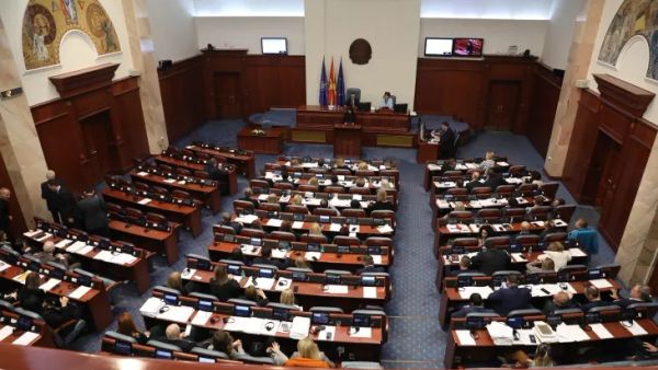 Dhjetë ligje pritet të ngecin në Kuvendin e RMV-së për shkak të mungesës së shumicës Ba…
