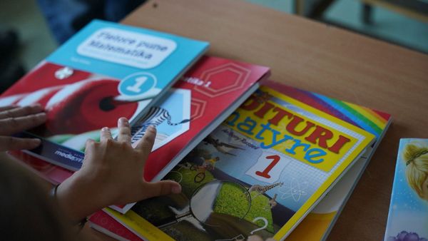 Bllokimi i mjeteve lë nxënësit në Luginë pa libra falas