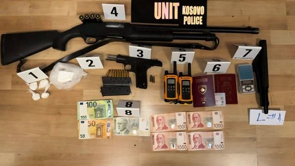 Bastisje në Mitrovicë: Mbi 110 gramë kokainë, armë dhe shufër “POLIC”