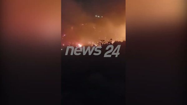 Zjarri në Himarë djeg një banesë, rrezikon 40 shtëpi dhe krijon evakuim