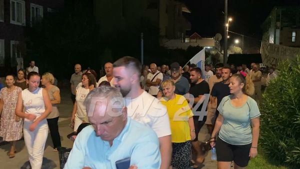 Ardjan Koçi bashkohet me protestën e 42-të në Divjakë kundër bashkimit