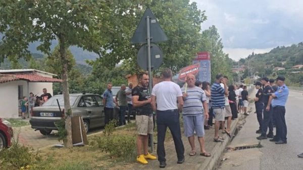 Banorët e Memaliajt bllokojnë aksin kundër bashkimit me Tepelenën