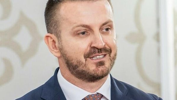 Ministri Marash Dukaj reagon pas ndalimit të shqiptarëve për flamurin