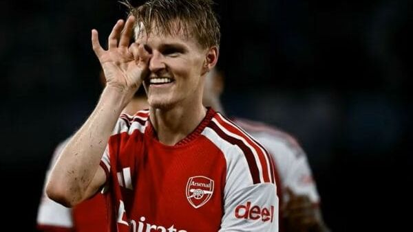 Arsenali fiton ndaj Napolit, Stuttgarti mposht Vikingun me hat-trick të Demiroviqit