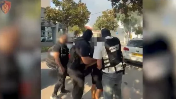 Operacioni "Mesazhi" në Vorë: Pranga 56-vjeçarit që kanosi kushëririn
