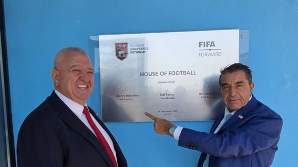 I dërguari i SHBA zhvilloi takim lobimi në Tiranë për kreun e FIFA