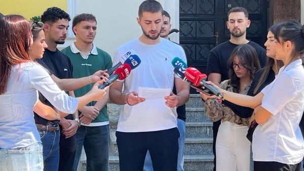 Studentët në marshin paqësor në Prishtinë