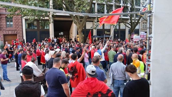 Protesta në diasporë për UÇK-në: Shqiptarët në Gjermani dhe Finlandë mbajnë protesta ku…