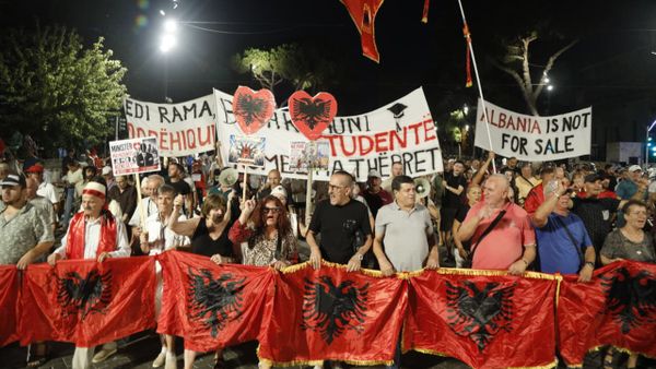 Gjykata e Tiranës liron 14 protestues, shpall arrestimin e paligjshëm