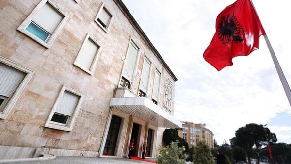 Qeveria hap thirrjen për studentët ekselentë, 210 vende në administratë