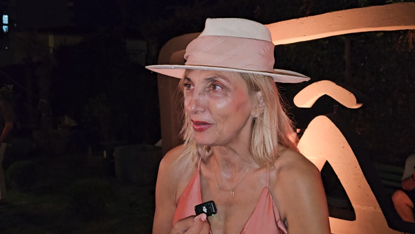 Mimoza Ahmeti shfaqet në një restorant në praninë e një burri misterioz