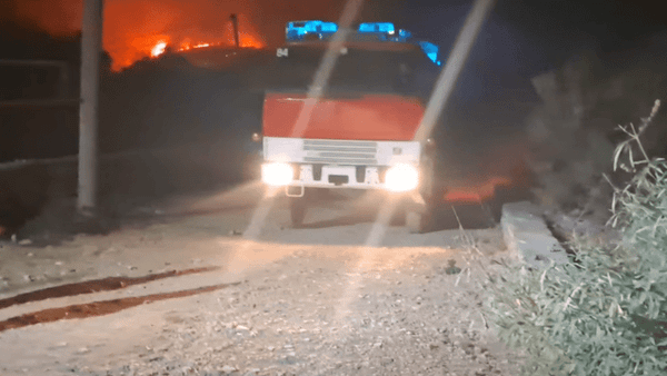Mbi 450 persona dhe 160 ushtarë në frontin e zjarrit në Himarë