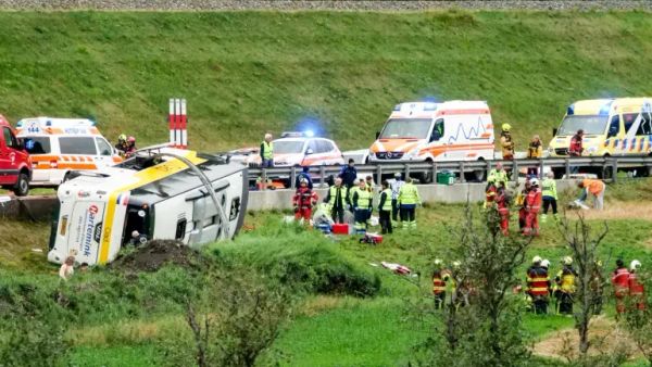 Pesë të vdekur nga përmbysja e autobusit me turistë holandezë në Zvicër