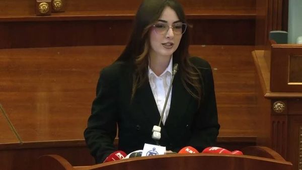 Sala Jashari, deputete e PDK-së, duke folur në seancë të Kuvendit të Kosovës