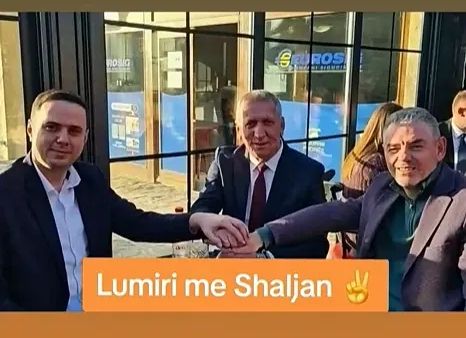 Anton Quni shfaqet në fotografi me Lumir Abdixhikun dhe Kujtim Shalën